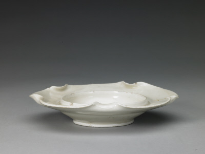 图片[1]-Ding kiln white glaze lotus leaf type cup holder-China Archive